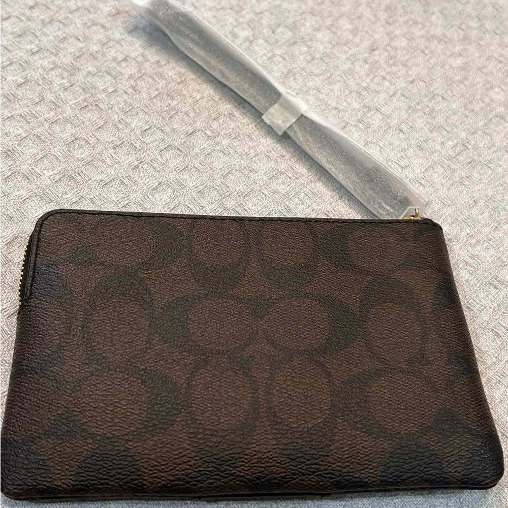 Gorgeous, NWT, black/brown COACH Signature “C” PVC Leather corner zip wristlet - Picture 3 of 15